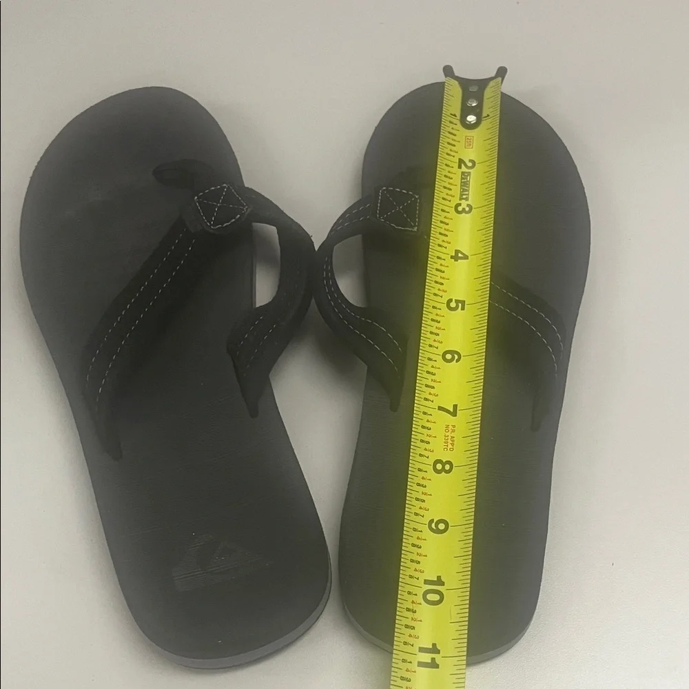 Quiksilver Men’s Black Flip-Flops size 9 / 9.5